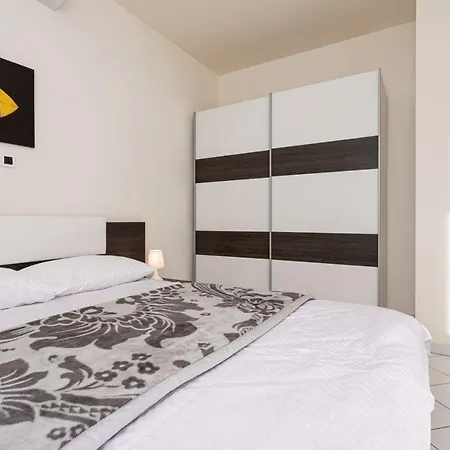 Dolores D&d, Apartman