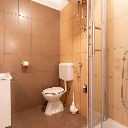 Dolores D&d, Apartman *